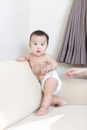 Téléchargez les photos : Joli bébé japonais jouant à la maison. Portrait de petit garçon asiatique - en image libre de droit