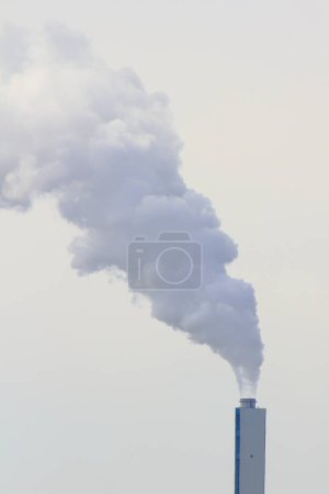Foto de Tubo industrial que emite humo en el aire - Imagen libre de derechos