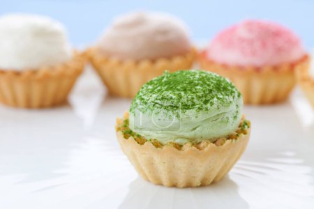 Téléchargez les photos : Vue rapprochée de délicieux cupcakes colorés - en image libre de droit