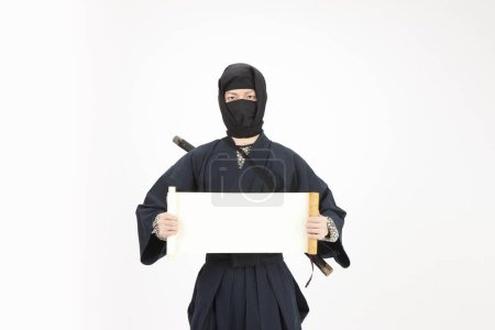 Téléchargez les photos : Japonais samouraï tenant papyrus - en image libre de droit