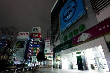 Téléchargez les photos : Tokyo, Japon ville rues vue de fond la nuit - en image libre de droit