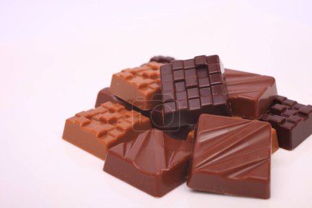 Téléchargez les photos : Vue rapprochée de délicieux bonbons au chocolat sucré sur fond clair - en image libre de droit