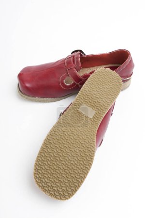 Téléchargez les photos : Chaussures en cuir rouge sur fond blanc - en image libre de droit