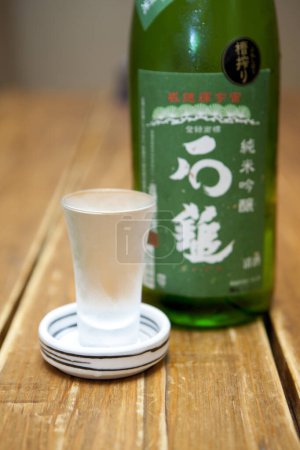 Téléchargez les photos : Verre à saké et bouteille sur fond, gros plan - en image libre de droit