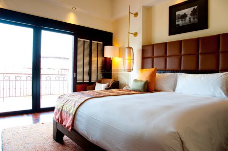 Téléchargez les photos : Intérieur d'une chambre d'hôtel avec des oreillers confortables sur le lit - en image libre de droit