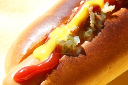 Téléchargez les photos : Gros plan d'un hot dog avec ketchup - en image libre de droit