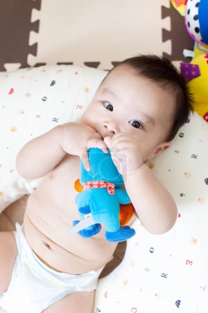 Foto de Lindo bebé japonés jugando en casa. Retrato de niño asiático - Imagen libre de derechos