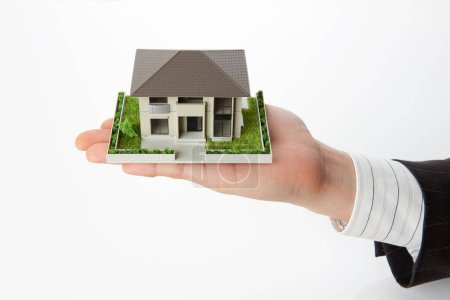 Téléchargez les photos : Close-up view of architect presenting model of house - en image libre de droit