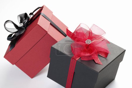 Téléchargez les photos : Coffrets cadeaux avec des noeuds de ruban sur fond blanc - en image libre de droit