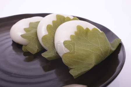 Téléchargez les photos : Savoureux japonais bonbons kashiwamochi sur fond, gros plan - en image libre de droit