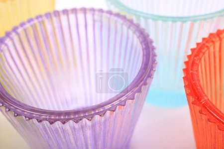 Téléchargez les photos : Tasses en papier coloré dans un cupcake - en image libre de droit