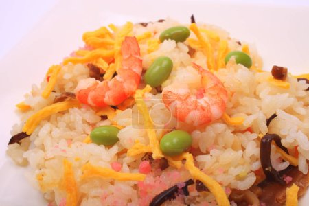 Téléchargez les photos : Délicieux riz et crevettes aux légumes sur assiette blanche - en image libre de droit