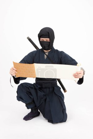 Foto de Samurai japonés sosteniendo papiro - Imagen libre de derechos