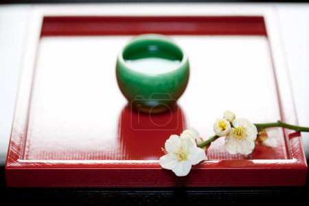 Téléchargez les photos : Fleur blanche vue rapprochée et une tasse de thé sur la table - en image libre de droit