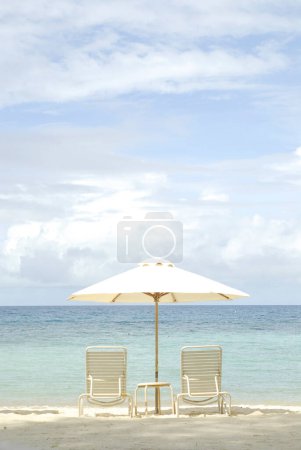 Téléchargez les photos : Parasol sur le sable blanc - en image libre de droit
