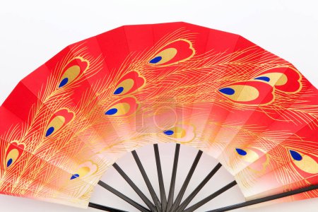 Téléchargez les photos : Vue rapprochée du ventilateur traditionnel japonais en papier pliant sur fond blanc - en image libre de droit