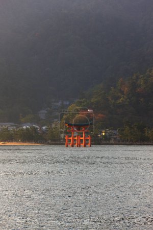 Téléchargez les photos : Le Sanctuaire d'Itsukushima est un sanctuaire situé sur l'île d'Itsukushima dans la ville d'Hatsukaichi, préfecture d'Hiroshima.. - en image libre de droit