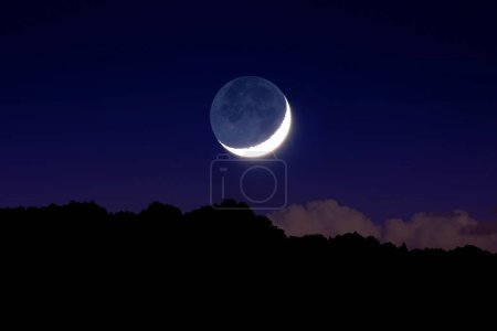 Foto de Luna nueva en la vista del cielo nocturno - Imagen libre de derechos