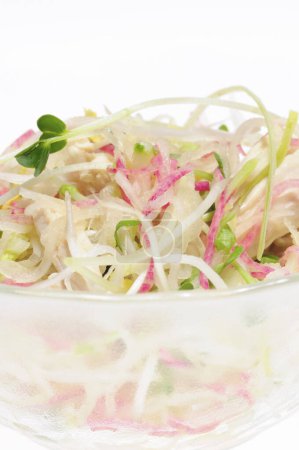 Téléchargez les photos : Salade de légumes frais dans un bol, isolé sur blanc - en image libre de droit