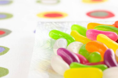 Foto de Dulces dulces coloridos en la mesa, de cerca - Imagen libre de derechos