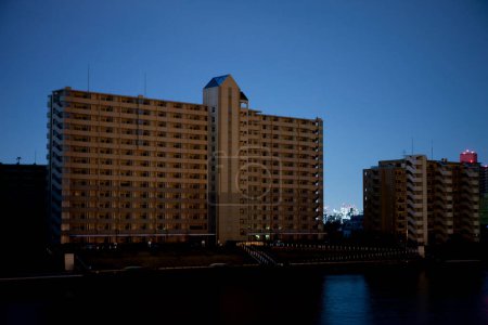 Foto de Vista del crepúsculo de apartamentos modernos en la ciudad de Tokio, Japón - Imagen libre de derechos