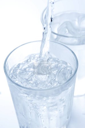 Téléchargez les photos : Verre d'eau avec glace sur fond blanc - en image libre de droit