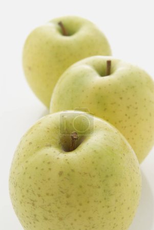 Foto de Manzanas verdes frescas sobre fondo blanco, de cerca - Imagen libre de derechos