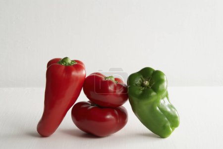 Foto de Verduras de pimientos de colores en el fondo, de cerca - Imagen libre de derechos