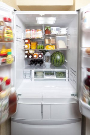 Foto de Refrigerador lleno de comida - Imagen libre de derechos
