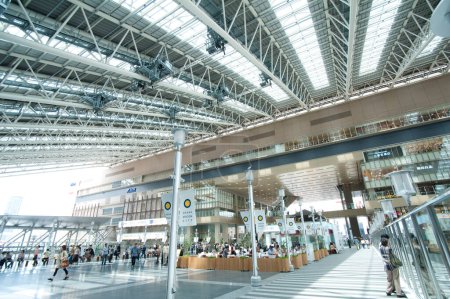 Téléchargez les photos : Intérieur moderne de la gare d'osaka le jour, Japon - en image libre de droit