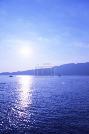 Téléchargez les photos : Magnifique coucher de soleil sur la mer - en image libre de droit