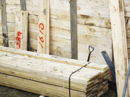 Téléchargez les photos : Planches en bois dans la maison - en image libre de droit