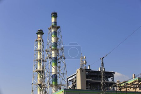 Téléchargez les photos : Usine de raffinage de pétrole avec fond bleu ciel - en image libre de droit