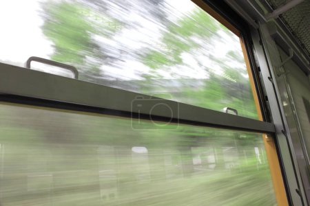 Téléchargez les photos : Vue arrière-plan floue du mouvement depuis la fenêtre du train - en image libre de droit