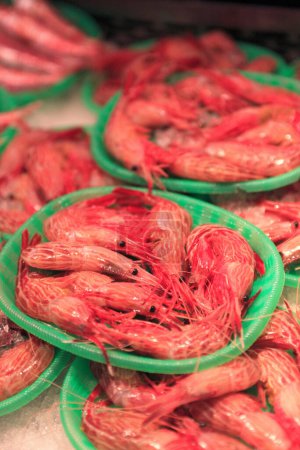 Téléchargez les photos : Crevettes fraîches sur le marché - en image libre de droit