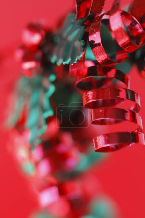 Téléchargez les photos : Décoration de Noël sur fond rouge, gros plan - en image libre de droit