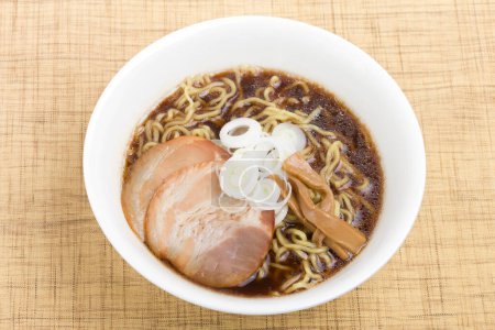Japanische Ramen-Nudeln mit Schweinefleisch und Menma