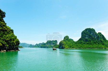 Téléchargez les photos : Vue panoramique de l'île rocheuse de HaLong Bay, Vietnam, Asie du Sud-Est - en image libre de droit