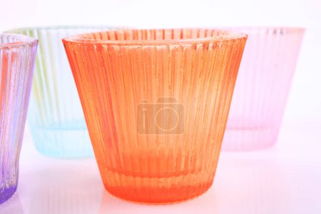 Téléchargez les photos : Tasses en verre vides colorées - en image libre de droit