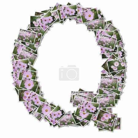 Téléchargez les photos : Symbole Q composé de cartes à jouer avec des fleurs roses - en image libre de droit