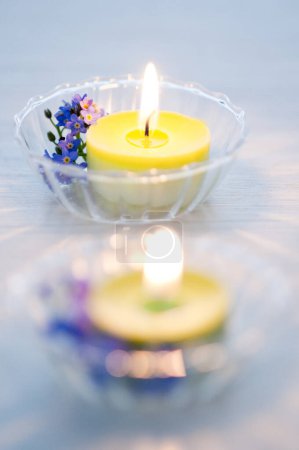 Téléchargez les photos : Bougies brûlantes sur fond blanc - en image libre de droit