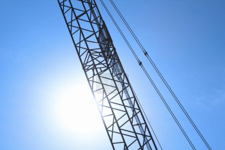 Téléchargez les photos : Low angle view of construction crane on blue sky background - en image libre de droit