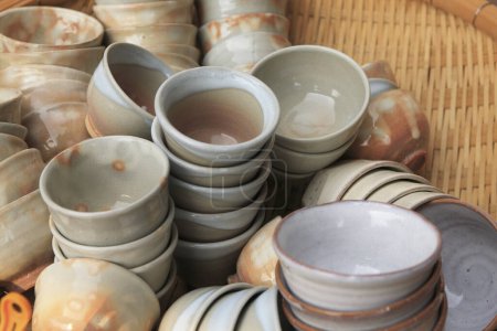 Téléchargez les photos : Vue rapprochée des produits de poterie de la ville de Hagi - en image libre de droit