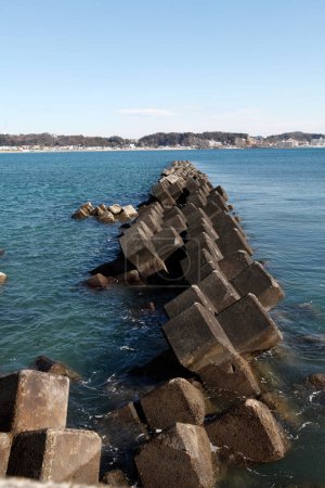 Téléchargez les photos : Structures en pierre au bord de la mer - en image libre de droit