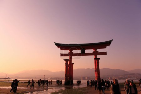 Téléchargez les photos : Une vue sur le Grand Torii à l'île de Miyajima - en image libre de droit