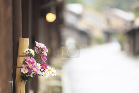 Téléchargez les photos : Maison japonaise traditionnelle avec fleur - en image libre de droit