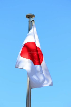 Téléchargez les photos : Drapeau japonais sur le mât de drapeau en arrière-plan, gros plan - en image libre de droit