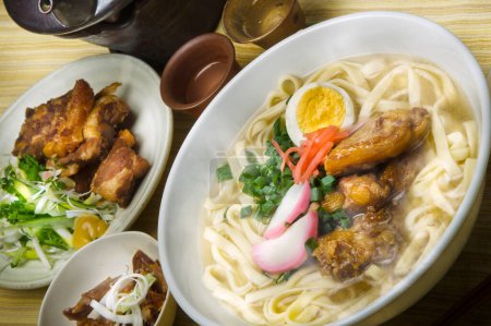 leckere Ramen mit Ei und Fleisch. Japanische Küche