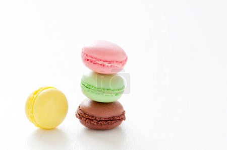 Foto de Macarons coloridos aislados sobre fondo blanco. macarrones franceses dulces - Imagen libre de derechos