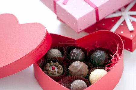 Téléchargez les photos : Boîte en forme de coeur avec bonbons au chocolat, vue rapprochée - en image libre de droit